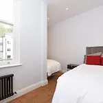 Stylish!! Spacious 2 & 3 Deluxe Apartments Near Victoria Station