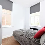 Stylish!! Spacious 2 & 3 Deluxe Apartments Near Victoria Station