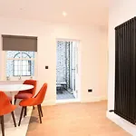 Stylish!! Spacious 2 & 3 Deluxe Apartments Near Victoria Station