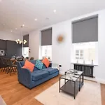 Stylish!! Spacious 2 & 3 Deluxe Apartments Near Victoria Station