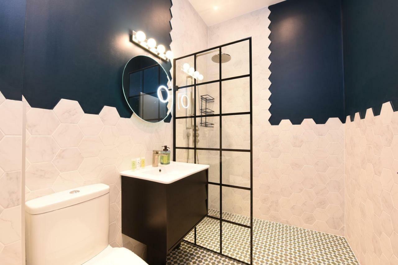 Stylish!! Spacious 2 & 3 Deluxe Near Victoria Station